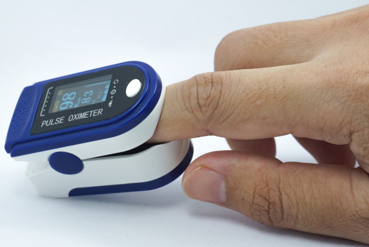 أجهزة قياس نسبة الأكسجين في الدم (Pulse Oximeters)